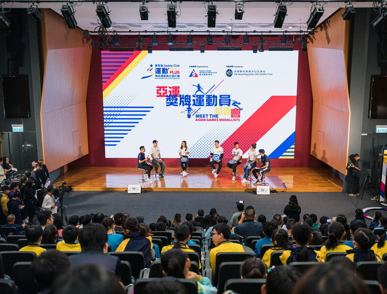 <p>The second day of the &quot;Meet the Asian Games Medallists&quot; event attracted more than 300 students and parents to meet the medallists in person.</p>
